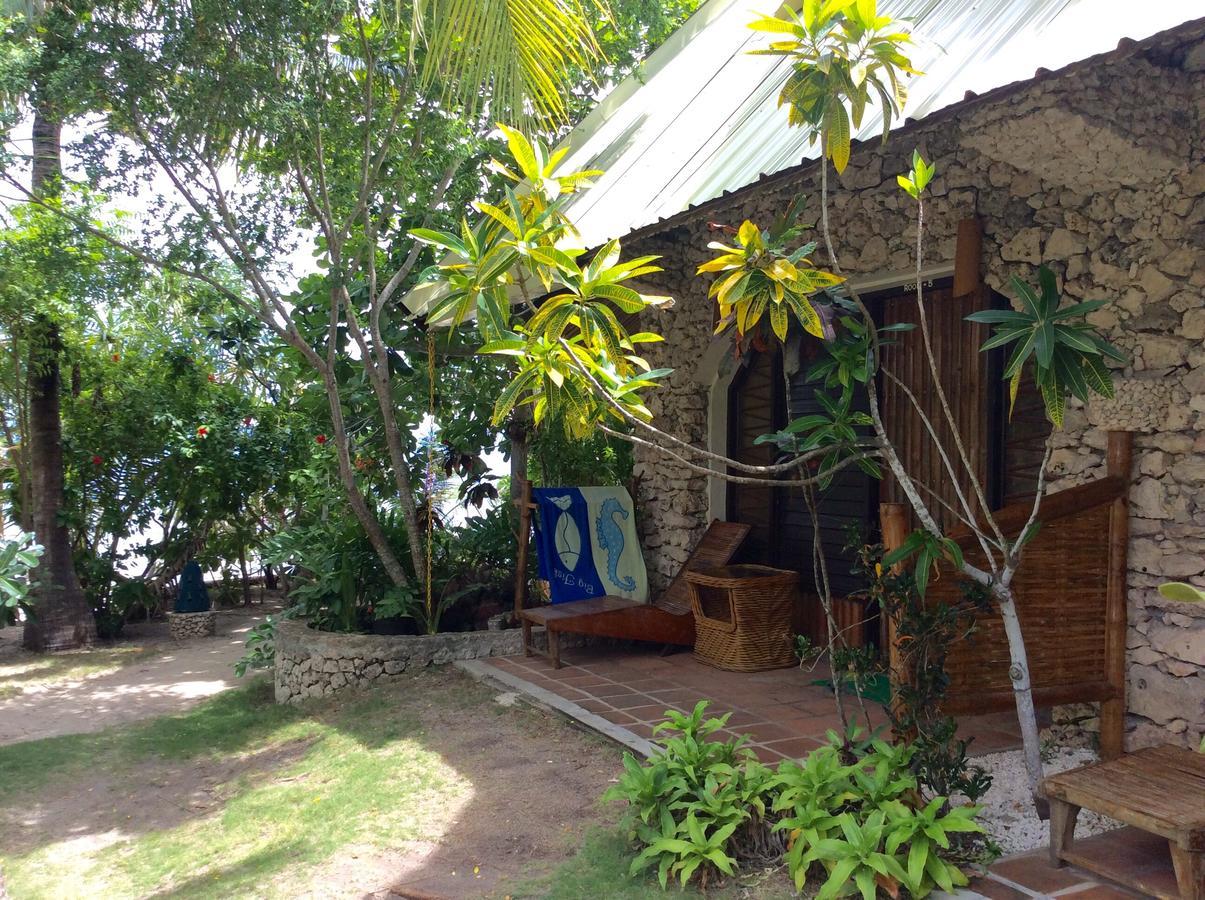 Ravenala Beach Bungalows Moalboal Exterior photo